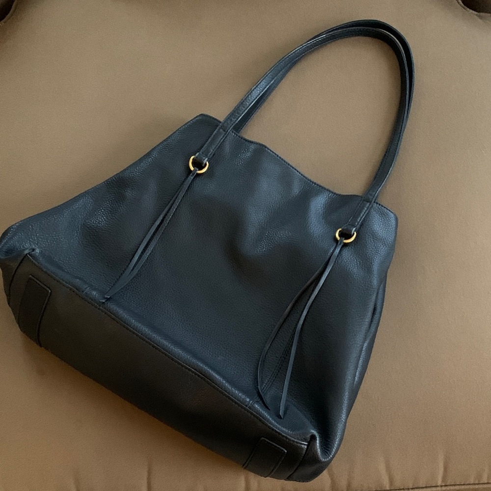 Hobo brand black pebbled leather bag; 
13”x18”x5”
In excellent condition ⭐️